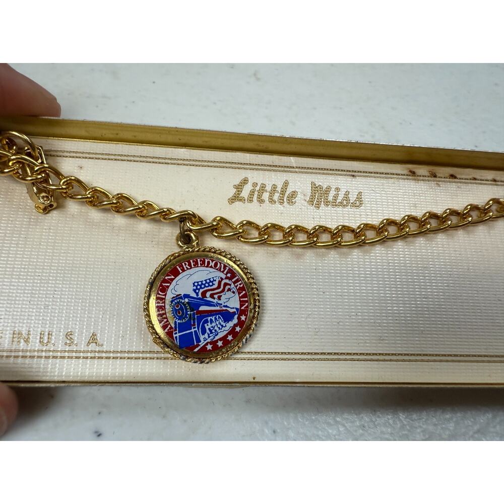 Vintage American Freedom Train Logo Round Gold Tone‎ Charm Bracelet Clasp 6" - Picture 3 of 3